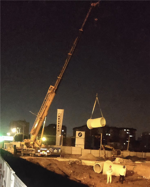 于洪区“弯臂矫正”—— 吊车的 “形变补偿” 技术